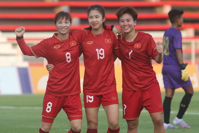 Từ giọt nước mắt đến siêu phẩm tại châu Âu, tuyển nữ Việt Nam có một ngôi sao may mắn trước thềm World Cup - Ảnh 3.