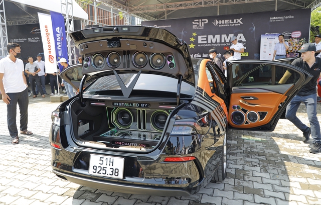 Bộ đôi xe VinFast độ loa hơn 2 tỷ đồng, thu hút người Việt nghe nhạc trên ô tô - Ảnh 3.
