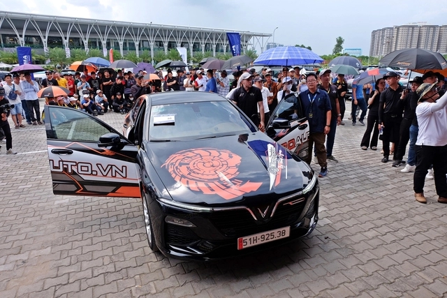 Bộ đôi xe VinFast độ loa hơn 2 tỷ đồng, thu hút người Việt nghe nhạc trên ô tô - Ảnh 2.