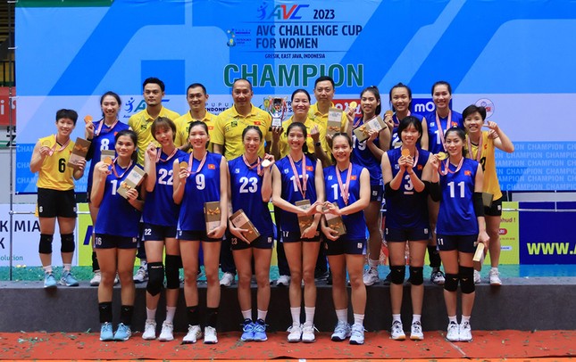 Bóng chuyền nữ Việt Nam thăng hạng chóng mặt sau chức vô địch AVC Challenge Cup 2023 - Ảnh 1.