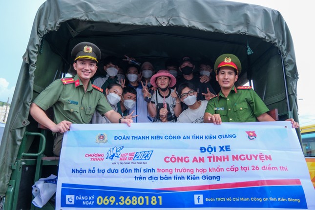 Hàng trăm thí sinh ở Kiên Giang vượt biển vào đất liền thi tốt nghiệp THPT - Ảnh 3.