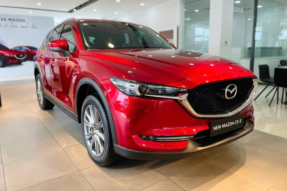  Los concesionarios están a punto de quedarse sin existencias de los lotes 'baratos' de Mazda CX-5, revelando una nueva versión lanzada el próximo mes, que puede aumentar el precio en cientos de millones.