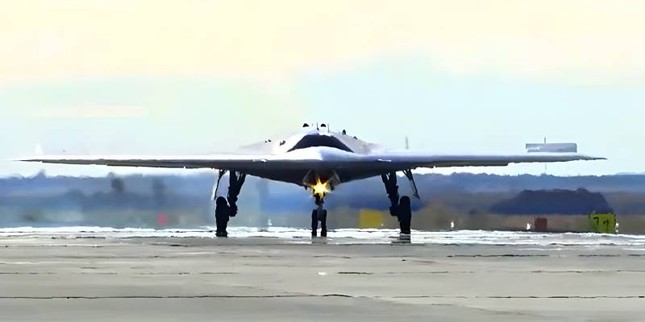 Nga lần đầu sử dụng máy bay không người lái hạng nặng S-70 trong chiến dịch quân sự đặc biệt - Ảnh 1.