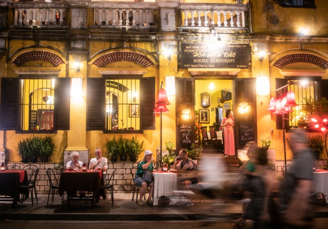 1 tuần ở Việt Nam của khách nước ngoài: Hiệu lệnh đặc biệt để qua đường và món latte gà - Ảnh 7.