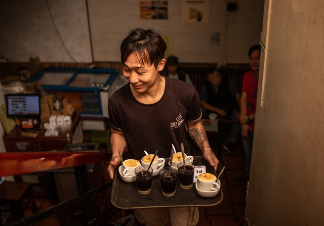 1 tuần ở Việt Nam của khách nước ngoài: Hiệu lệnh đặc biệt để qua đường và món latte gà - Ảnh 4.