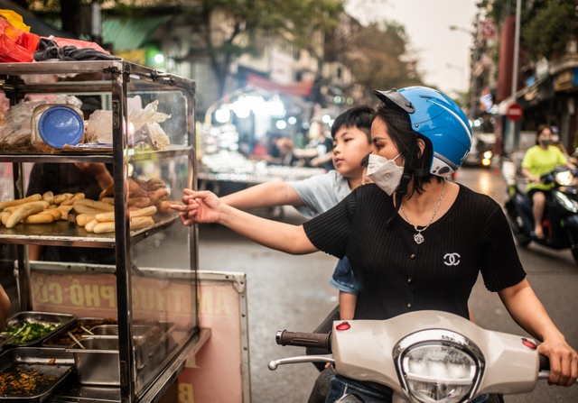 1 tuần ở Việt Nam của khách nước ngoài: Hiệu lệnh đặc biệt để qua đường và món latte gà - Ảnh 3.