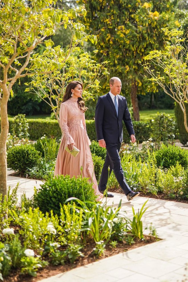 Cận cảnh đám cưới của Thái tử Jordan: Cặp đôi hoàng gia gây ấn tượng trong khung cảnh hôn lễ giản dị - Ảnh 1.