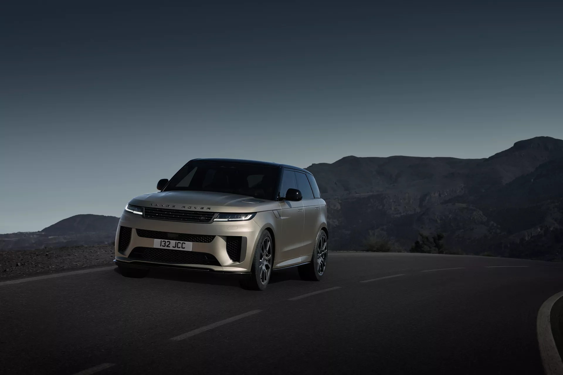 Range Rover mạnh nhất lịch sử ra mắt: Thông số gần bằng Urus, vừa mở bán đã cháy hàng - Ảnh 1.