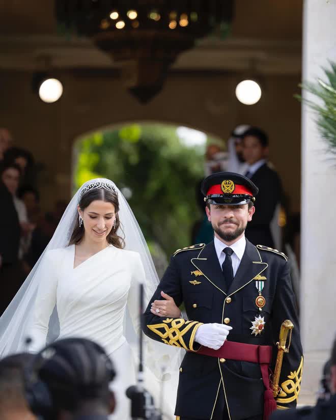 Cận cảnh đám cưới của Thái tử Jordan: Cặp đôi hoàng gia gây ấn tượng trong khung cảnh hôn lễ giản dị - Ảnh 11.
