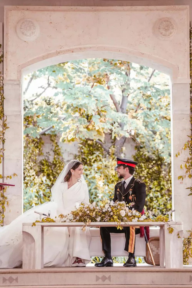 Cận cảnh đám cưới của Thái tử Jordan: Cặp đôi hoàng gia gây ấn tượng trong khung cảnh hôn lễ giản dị - Ảnh 9.