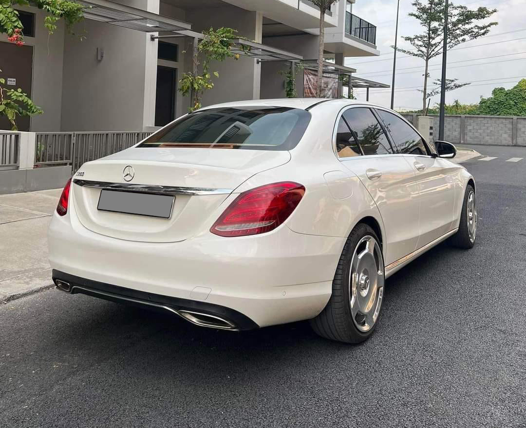 Mercedes C 250 độ kỳ công bán lại chưa đến 900 triệu, dân tình nhận xét: ‘Nhìn nội thất hết muốn lên xe’ - Ảnh 2.