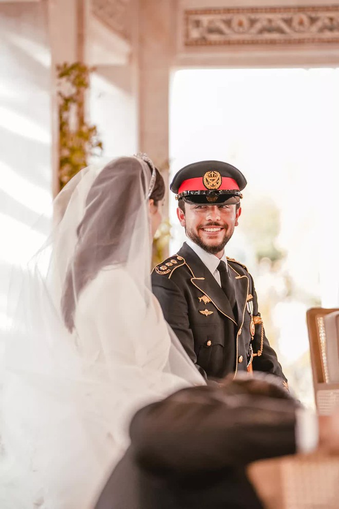 Cận cảnh đám cưới của Thái tử Jordan: Cặp đôi hoàng gia gây ấn tượng trong khung cảnh hôn lễ giản dị - Ảnh 8.