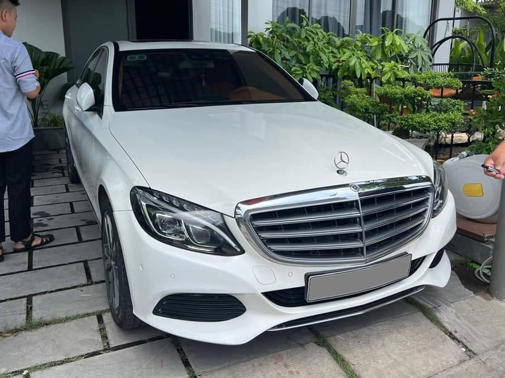 Mercedes C 250 độ kỳ công bán lại chưa đến 900 triệu, dân tình nhận xét: ‘Nhìn nội thất hết muốn lên xe’ - Ảnh 1.