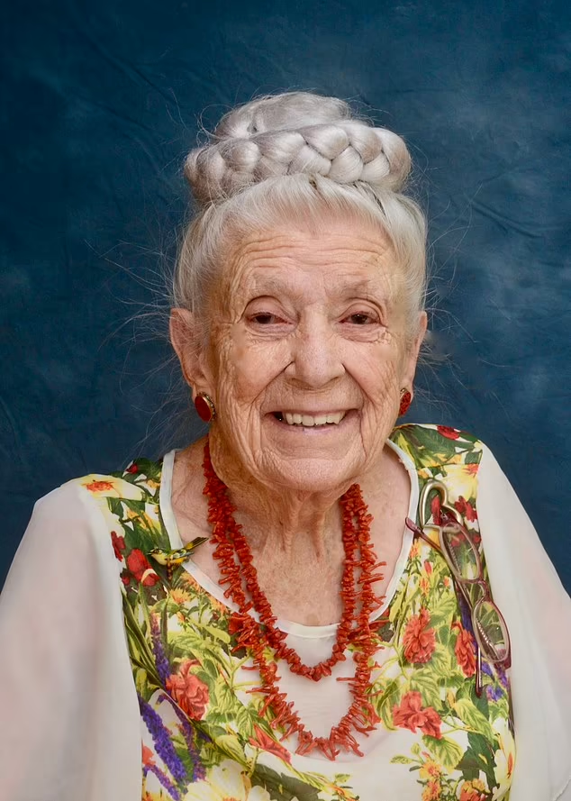Cụ bà hơn 100 tuổi vẫn khỏe mạnh, minh mẫn: Bí quyết sống thọ của tôi là không nghỉ hưu! - Ảnh 1.