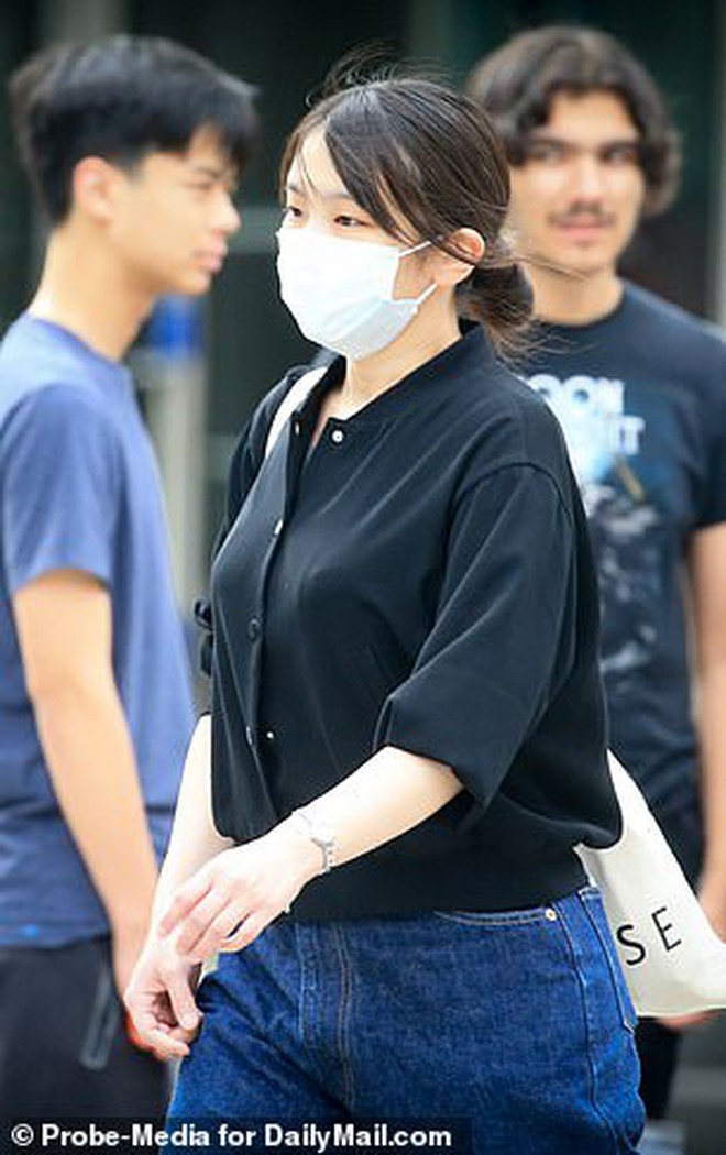 Cựu Công chúa Nhật hiếm hoi lộ diện trên phố, gây chú ý bởi vẻ ngoài sau gần 2 năm rời hoàng gia - Ảnh 4.