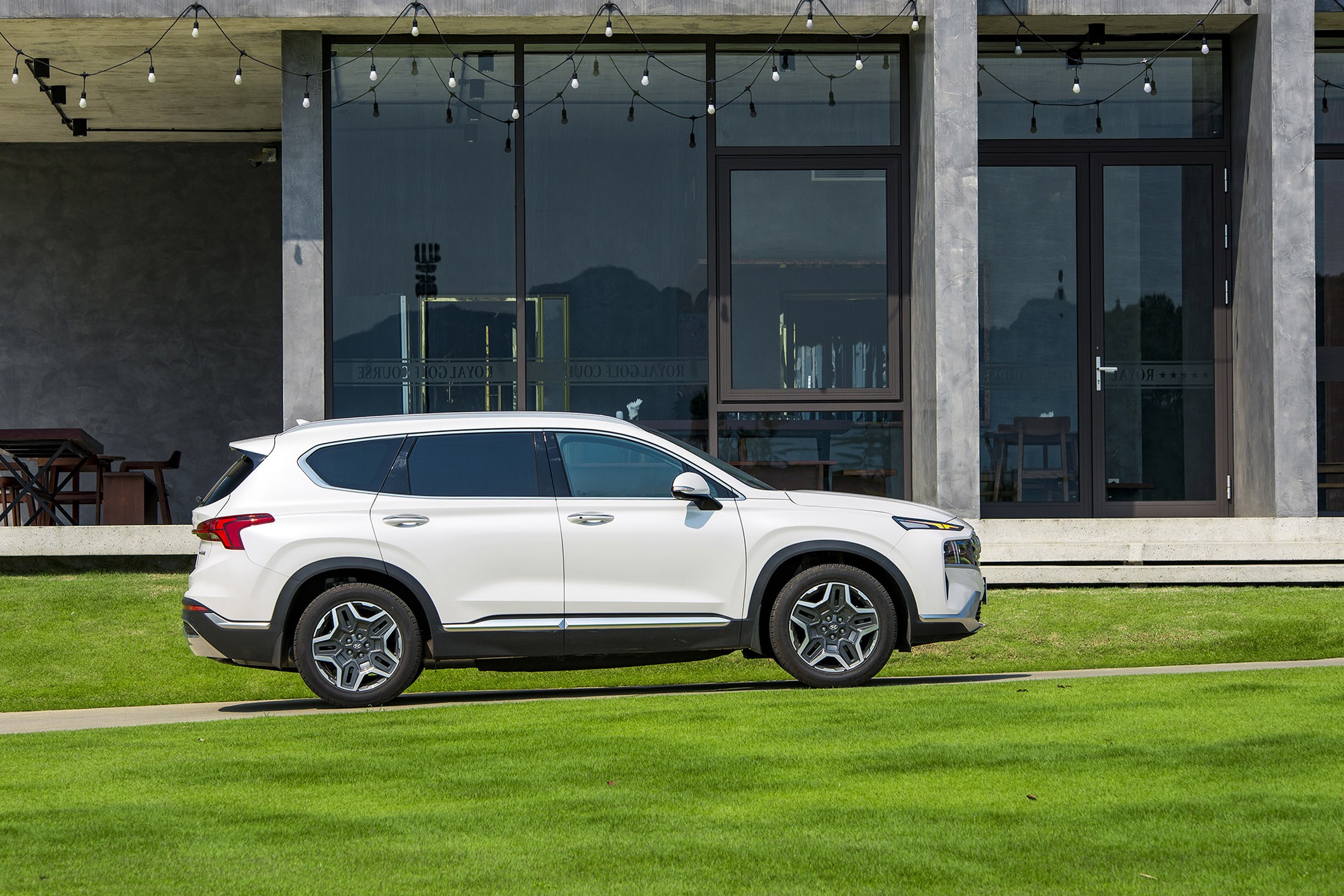 Hyundai Santa Fe Hybrid giá 1,45 tỷ tại Việt Nam: 1 phiên bản, chung động cơ với Sorento Hybrid - Ảnh 7.
