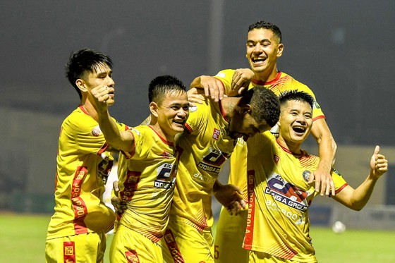 V-League 2023: Căng thẳng ở 2 đầu bảng xếp hạng - Ảnh 1.