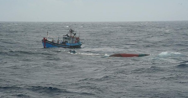 Lật tàu cá ngoài khơi Bình Thuận, 9 ngư dân rớt xuống biển - Ảnh 1.