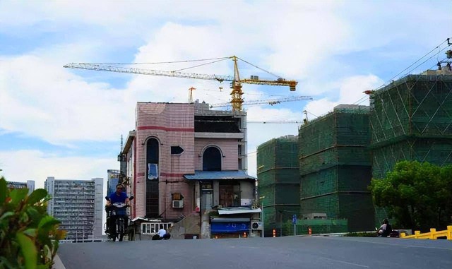 Căn biệt thự nằm giữa đại lộ 14 năm, gia chủ chịu khói bụi, tiếng ồn vẫn quyết không rời đi vì đòi đền bù 331 tỷ đồng với 6 ngôi nhà: Cái kết thật bất ngờ - Ảnh 5.