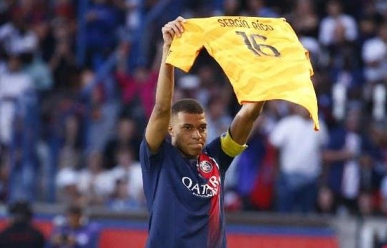 Mbappé rinde homenaje a Messi y Sergio Ramos - Foto 3.