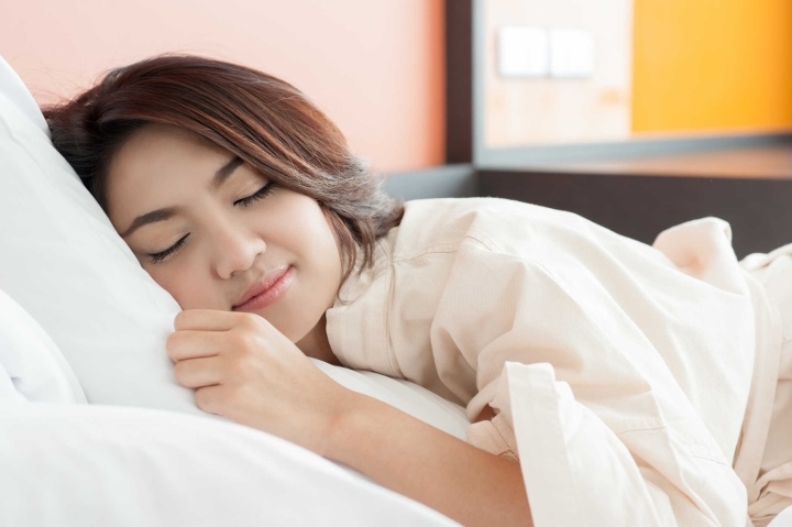 5 mẹo giúp ngủ ngon trong thời tiết oi bức vô cùng đơn giản - Ảnh 1.