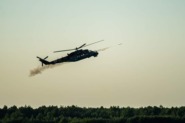 Mi-24 và Mi-17 của Ukraine tham gia tập trận bắn đạn thật - Ảnh 2.