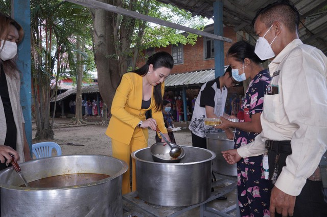 Hoa hậu Phan Kim Oanh trở lại Myanmar sau 7 tháng đăng quang, được truyền thông săn đón - Ảnh 5.