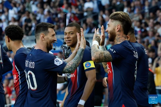 Mbappé rinde homenaje a Messi y Sergio Ramos - Foto 1.