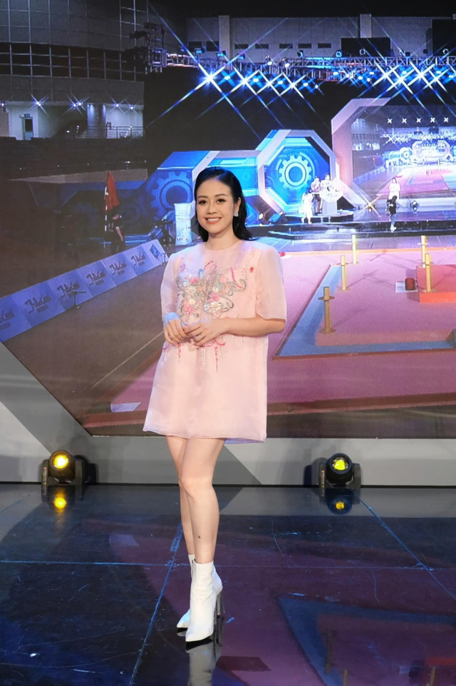 Sao Việt ngày 4/6: Hoa hậu Tiểu Vy mua nhà tặng ba mẹ, Trường Giang tặng Nhã Phương quà sinh nhật tiền tỷ - Ảnh 7.
