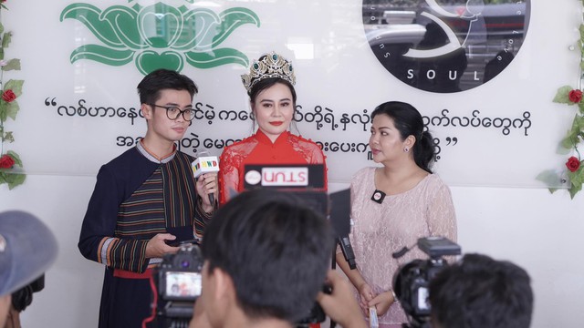 Hoa hậu Phan Kim Oanh trở lại Myanmar sau 7 tháng đăng quang, được truyền thông săn đón - Ảnh 2.