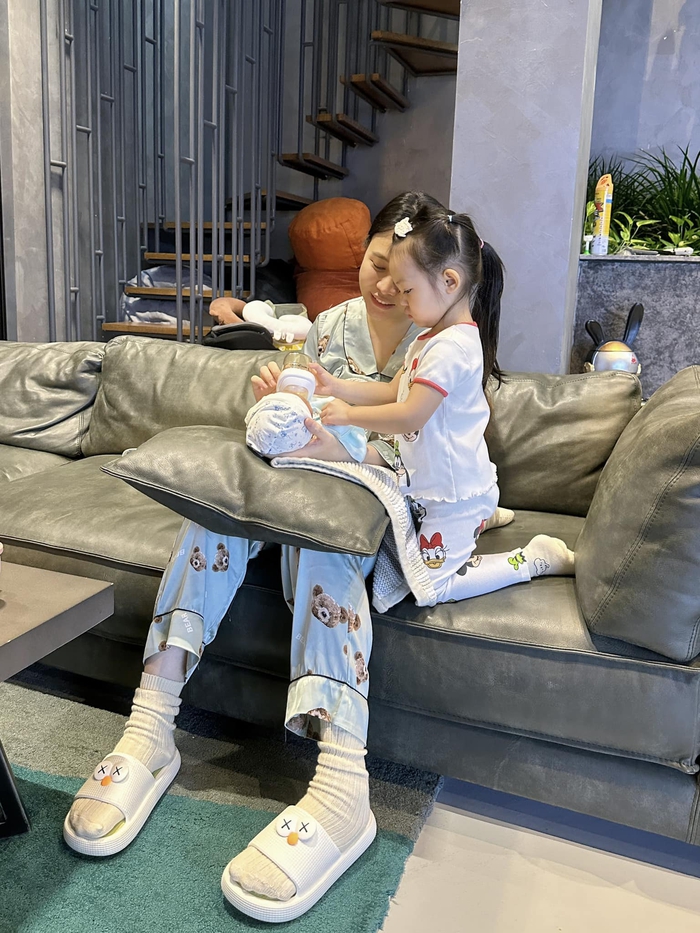 Đàm Thu Trang khoe ảnh con gái 3 tuổi phụ mẹ chăm sóc em út - Ảnh 1. Đàm Thu Trang khoe ảnh con gái 3 tuổi phụ mẹ chăm sóc em út - Ảnh 1.