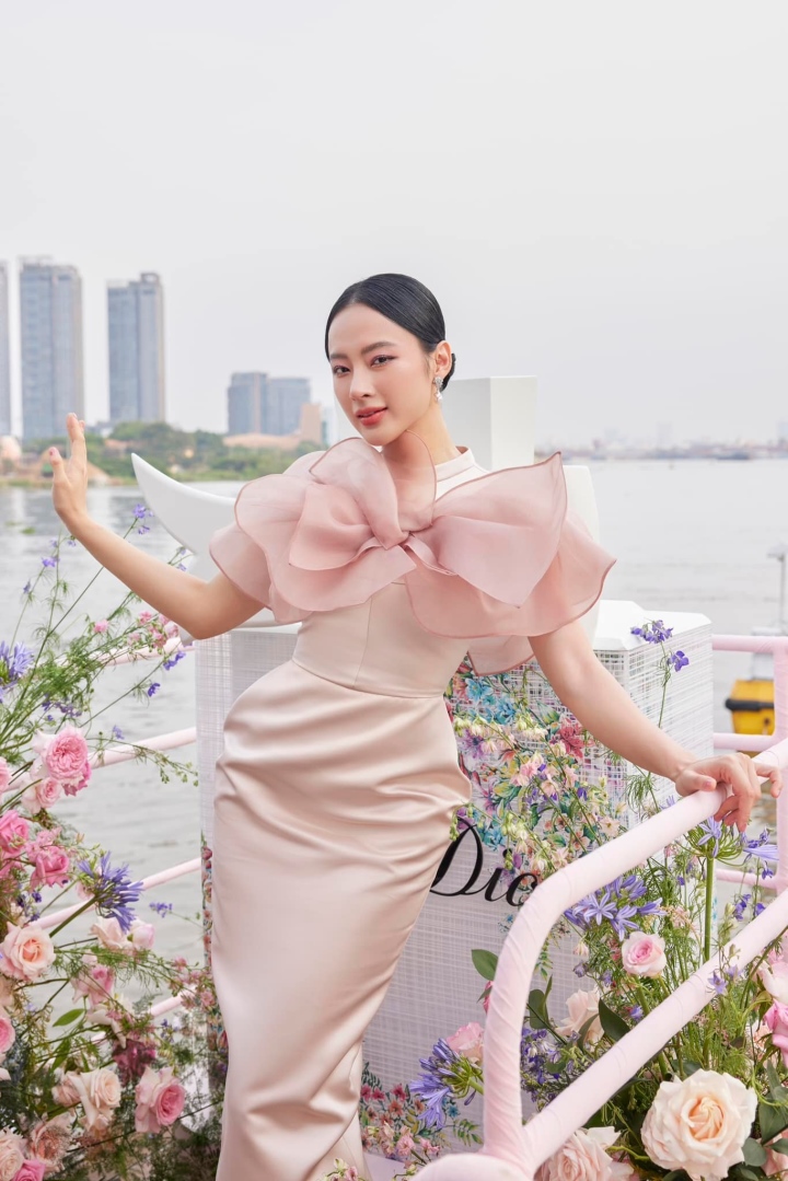 Angela Phương Trinh diện váy yếm khoe bờ vai rắn chắc và cơ tay cuồn cuộn - Ảnh 8. Angela Phương Trinh diện váy yếm khoe bờ vai rắn chắc và cơ tay cuồn cuộn - Ảnh 8.