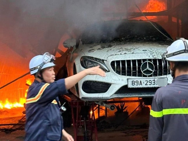 8 ô tô bị thiêu rụi trong vụ cháy gara ở Hà Nội - Ảnh 3.