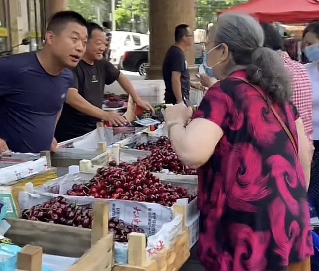 Cuộc sống giàu có của Dung ma ma Hoàn Châu cách cách - Ảnh 2. Cuộc sống giàu có của Dung ma ma Hoàn Châu cách cách - Ảnh 2.