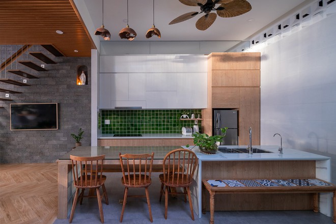 Độc lạ bên trong ngôi nhà dùng kính thay gạch, có 5 khu vườn - Ảnh 14.