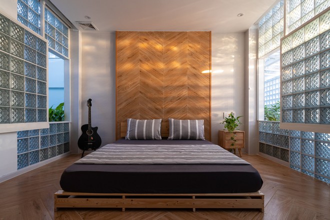 Độc lạ bên trong ngôi nhà dùng kính thay gạch, có 5 khu vườn - Ảnh 10.