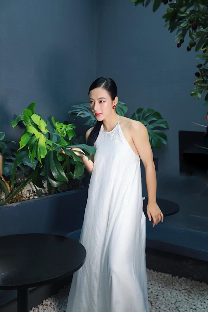 Angela Phương Trinh diện váy yếm khoe bờ vai rắn chắc và cơ tay cuồn cuộn - Ảnh 7. Angela Phương Trinh diện váy yếm khoe bờ vai rắn chắc và cơ tay cuồn cuộn - Ảnh 7.