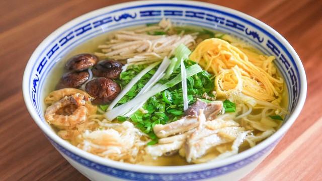 Báo Mỹ chỉ ra bí quyết ẩm thực đường phố Việt Nam khiến thực khách mê mẩn, các nhà hàng cũng không bì kịp - Ảnh 2.