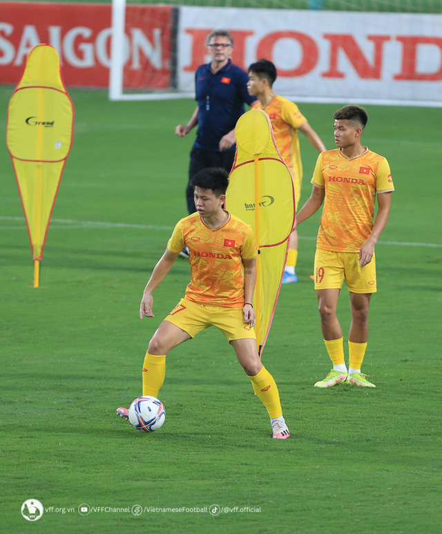 HLV Philippe Troussier rèn quân buổi đầu tiên với lực lượng kết hợp ĐTQG và U23 QG - Ảnh 7.