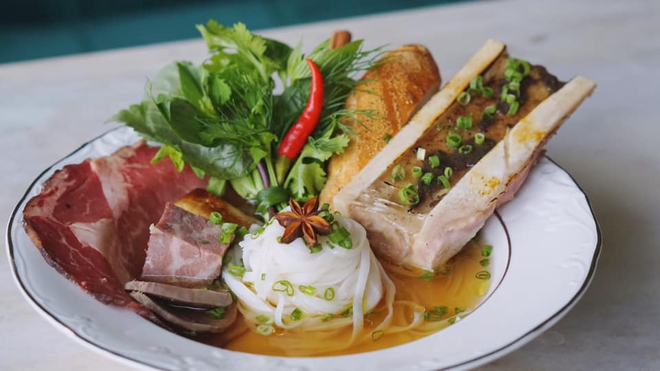 Nhà hàng vừa nhận sao Michelin - Ănăn Saigon: Nâng tầm món Việt với bánh mì, tô phở giá 2,3 triệu đồng, nằm trong khu chợ cũ  - Ảnh 6.