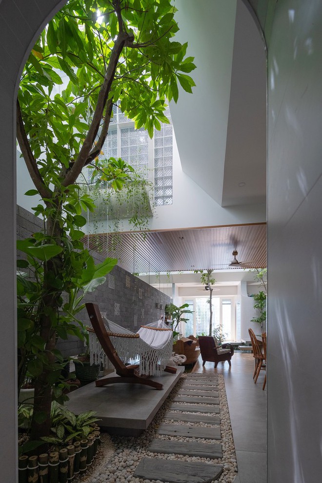 Độc lạ bên trong ngôi nhà dùng kính thay gạch, có 5 khu vườn - Ảnh 2.