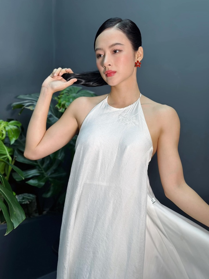 Angela Phương Trinh diện váy yếm khoe bờ vai rắn chắc và cơ tay cuồn cuộn - Ảnh 6. Angela Phương Trinh diện váy yếm khoe bờ vai rắn chắc và cơ tay cuồn cuộn - Ảnh 6.