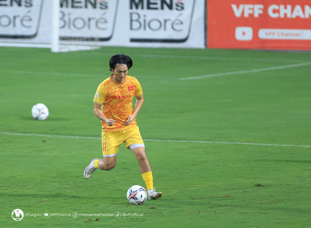 HLV Philippe Troussier rèn quân buổi đầu tiên với lực lượng kết hợp ĐTQG và U23 QG - Ảnh 6.