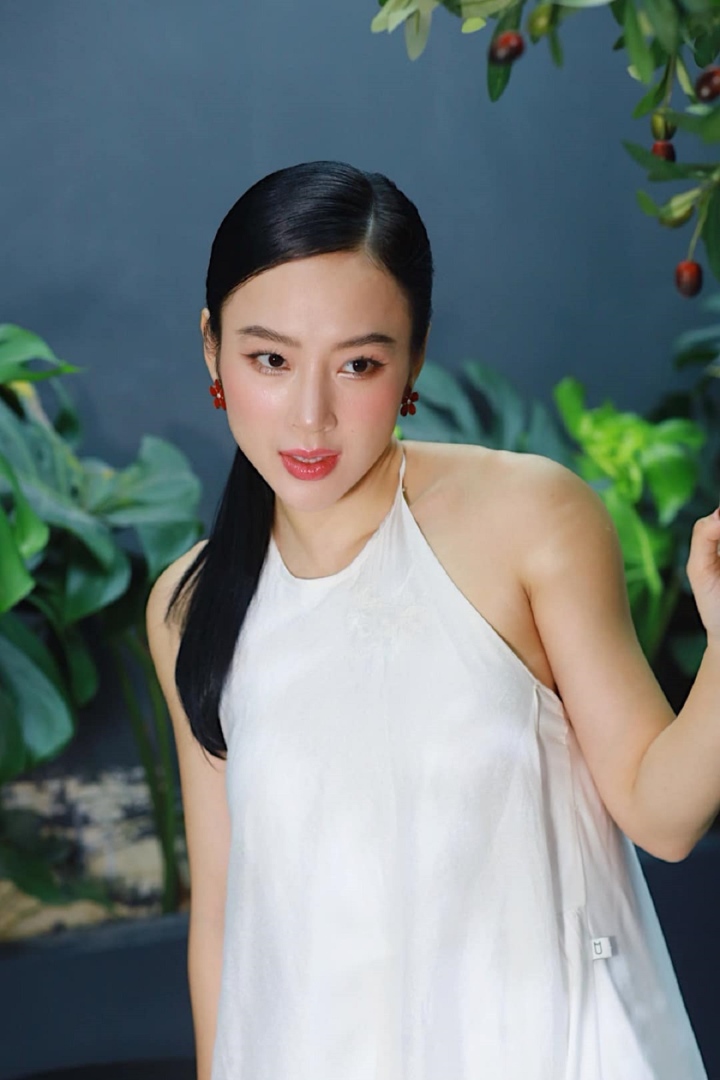 Angela Phương Trinh diện váy yếm khoe bờ vai rắn chắc và cơ tay cuồn cuộn - Ảnh 5. Angela Phương Trinh diện váy yếm khoe bờ vai rắn chắc và cơ tay cuồn cuộn - Ảnh 5.