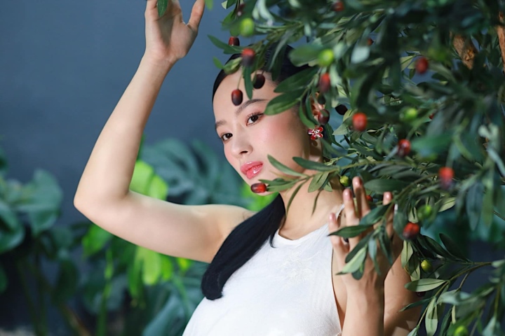 Angela Phương Trinh diện váy yếm khoe bờ vai rắn chắc và cơ tay cuồn cuộn - Ảnh 4. Angela Phương Trinh diện váy yếm khoe bờ vai rắn chắc và cơ tay cuồn cuộn - Ảnh 4.