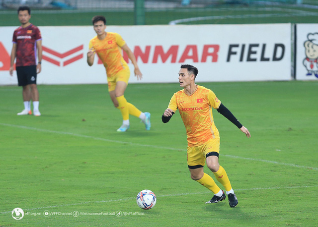 HLV Philippe Troussier rèn quân buổi đầu tiên với lực lượng kết hợp ĐTQG và U23 QG - Ảnh 3.