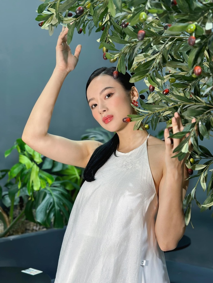 Angela Phương Trinh diện váy yếm khoe bờ vai rắn chắc và cơ tay cuồn cuộn - Ảnh 2. Angela Phương Trinh diện váy yếm khoe bờ vai rắn chắc và cơ tay cuồn cuộn - Ảnh 2.