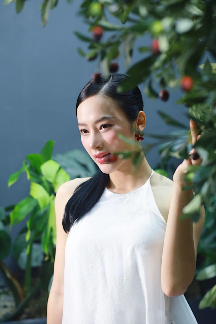 Angela Phương Trinh diện váy yếm khoe bờ vai rắn chắc và cơ tay cuồn cuộn - Ảnh 1. Angela Phương Trinh diện váy yếm khoe bờ vai rắn chắc và cơ tay cuồn cuộn - Ảnh 1.