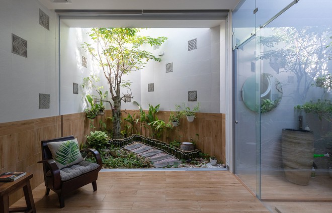 Độc lạ bên trong ngôi nhà dùng kính thay gạch, có 5 khu vườn - Ảnh 16.
