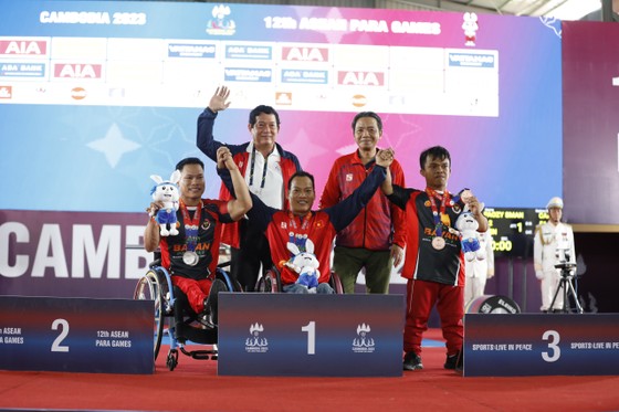 Đội tuyển cử tạ người khuyết tật Việt Nam tỏa sáng tại ASEAN Para Games - Ảnh 1.